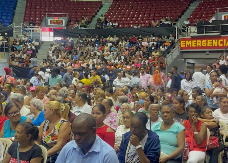Miles de madres abarrotan la Arena del Cibao en celebración “Madres que Sostienen”