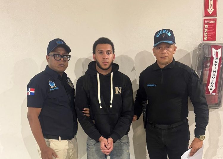 Interpol entrega a RD dos dominicanos extraditados desde España y Chile