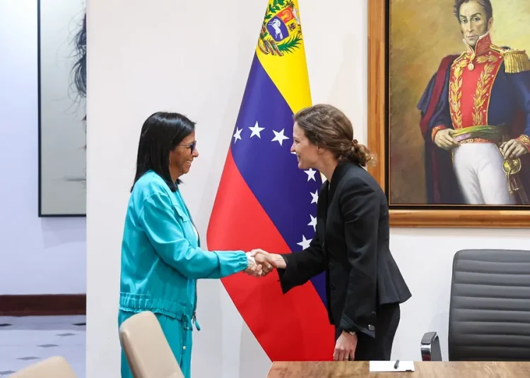 Delcy Rodríguez se reúne en Venezuela con una delegación del Banco Mundial