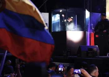 Candidato ultraderechista de Colombia reúne a cientos de personas en Bogotá para la recta final de la campaña