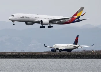 Las aerolíneas surcoreanas recortan más de 900 vuelos redondos por la subida del crudo