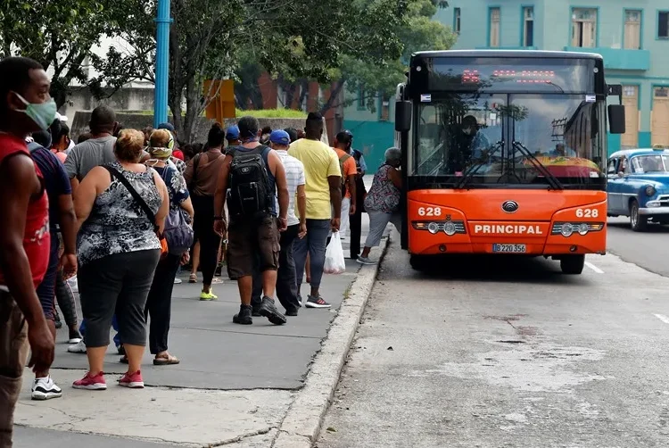 El Gobierno de Cuba reajusta el transporte ante el impacto del bloqueo petrolero de EE.UU.