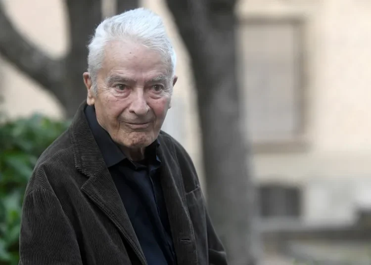 Muere el diseñador español Cruz Novillo, creador del logo del PSOE o la bandera de Madrid