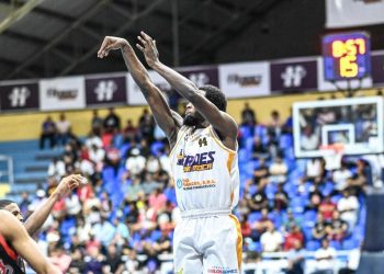 Héroes ganan y clasifican a la fase de eliminación