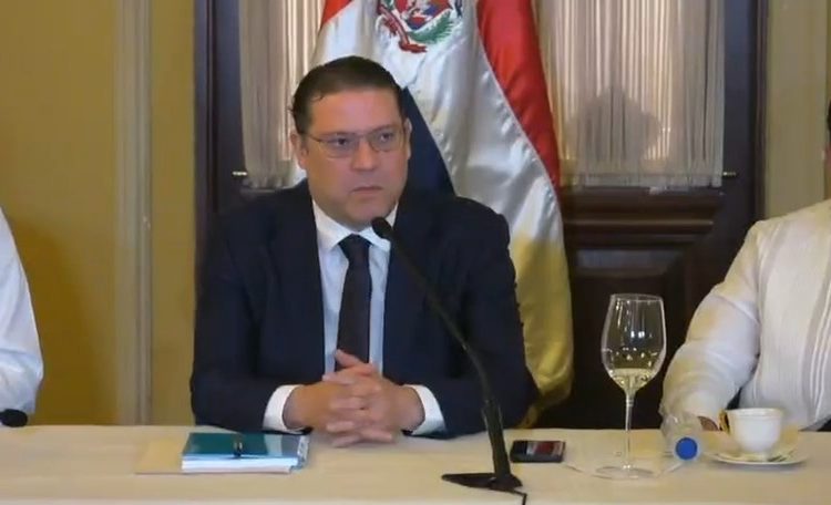 Gobierno trabajará en mesa permanente con transportistas y aumentará subsidios para evitar alzas en pasajes