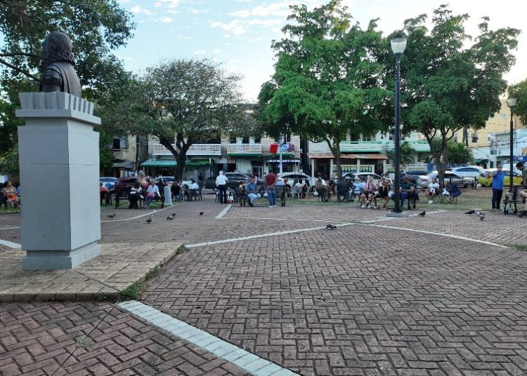 Ciudadanos buscan alivio al calor en parques durante el feriado del Día del Trabajador