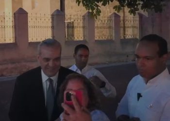 Presidente Abinader se detiene a tomarse fotos con ciudadanos al salir de boda junto a la primera dama