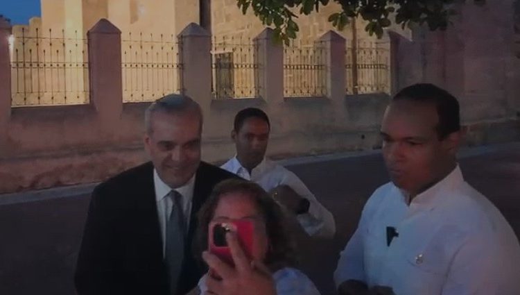 Presidente Abinader se detiene a tomarse fotos con ciudadanos al salir de boda junto a la primera dama