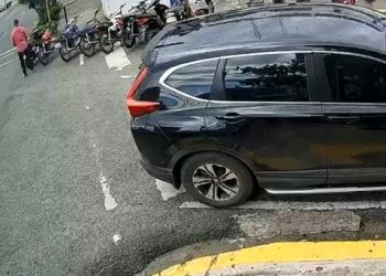 Hombre queda grabado robando la motocicleta de un agente de la Policía frente al cuartel en San Francisco de Macorís