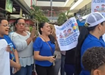 Padres de niños con autismo protestan en apoyo al doctor Ernesto Fadul
