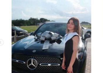 Arcángel sorprende a su hija Lucero con un lujoso Mercedes-Benz por su graduación