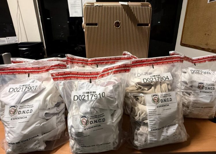 Detienen colombiana en el AILA con 49 prendas impregnadas de presunta cocaína