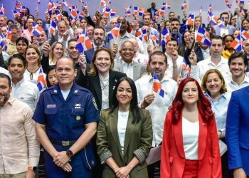 Juramentan a 149 de extranjeros que asumen nacionalidad dominicana