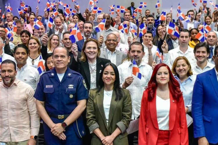 Juramentan a 149 de extranjeros que asumen nacionalidad dominicana