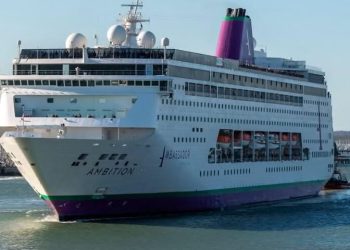 El crucero que estuvo confinado con un brote de gastroenteritis sale del puerto de Burdeos