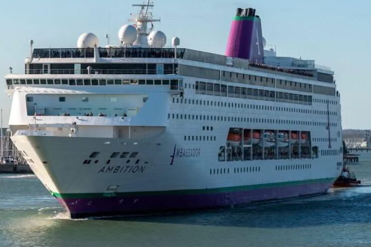 El crucero que estuvo confinado con un brote de gastroenteritis sale del puerto de Burdeos