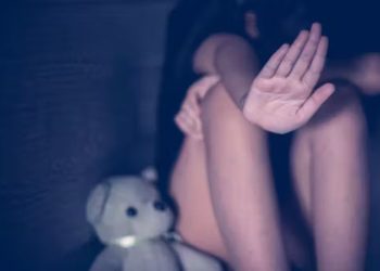 Envían a prisión preventiva a dos hombres acusados de abuso sexual contra sus hijas en Duarte