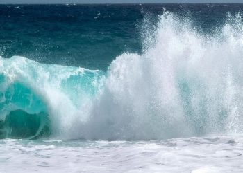 COE e Indomet alertan sobre fuerte oleaje en la costa caribeña por vientos intensos