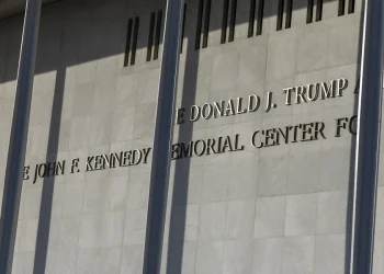 Un juez de EE.UU. le prohíbe a Trump rebautizar con su nombre el Centro Kennedy de Washington