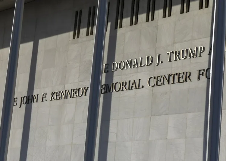 Un juez de EE.UU. le prohíbe a Trump rebautizar con su nombre el Centro Kennedy de Washington