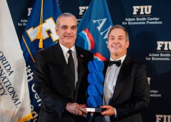 Abinader recibe premio Champion of Freedom Award y abvierte sobre amenazas a las libertades democráticas