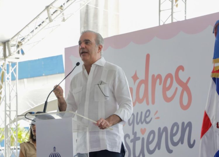 Abinader destaca sacrificio de las madres durante jornada nacional “Madres que Sostienen”