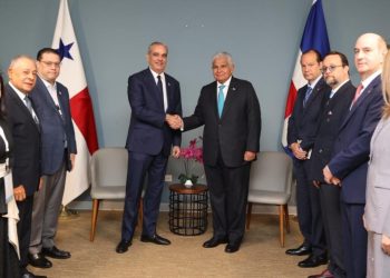 Abinader sostiene encuentro con líderes empresariales panameños para ampliar oportunidades de inversión