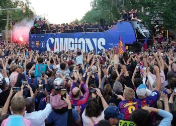 Más de 750 mil aficionados tiñen Barcelona de azulgrana en histórica celebración del título de LaLiga