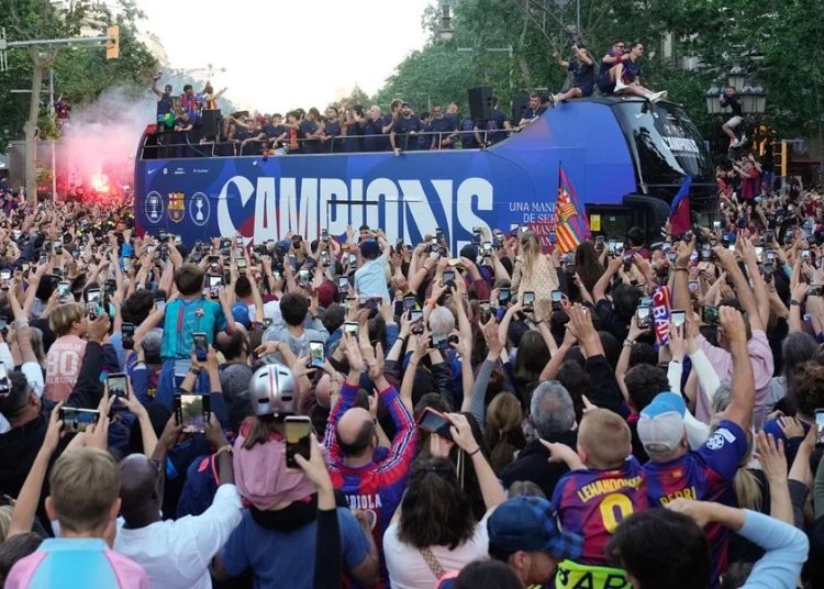 Más de 750 mil aficionados tiñen Barcelona de azulgrana en histórica celebración del título de LaLiga