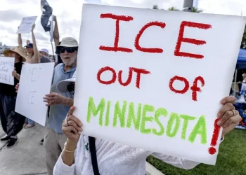 Fiscalía acusa a agente de ICE por herir a venezolano durante operativo en Minnesota