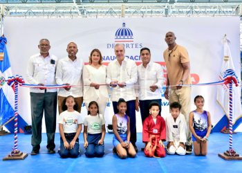 Presidente Abinader y Ministro Kelvin Cruz entregan remozados pabellones deportivos en La Romana