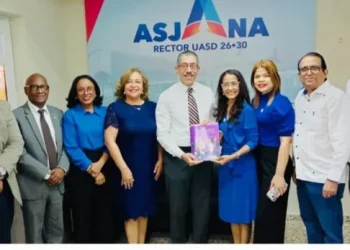 Ana Jacqueline Ureña entrega plan de trabajo a Jorge Asjana rumbo a elecciones de la UASD