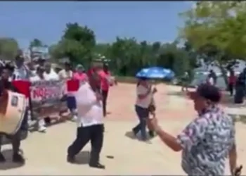 Comunitarios protestan en Bayahíbe contra presunta privatización de playa pública