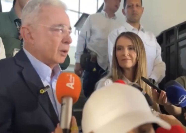 Álvaro Uribe dice que Petro y Cepeda quieren instalar en Colombia “una sucursal chavista”