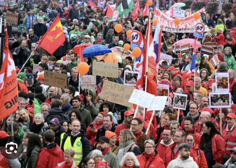 Miles de personas participan en las marchas por el Día del Trabajo en Bruselas