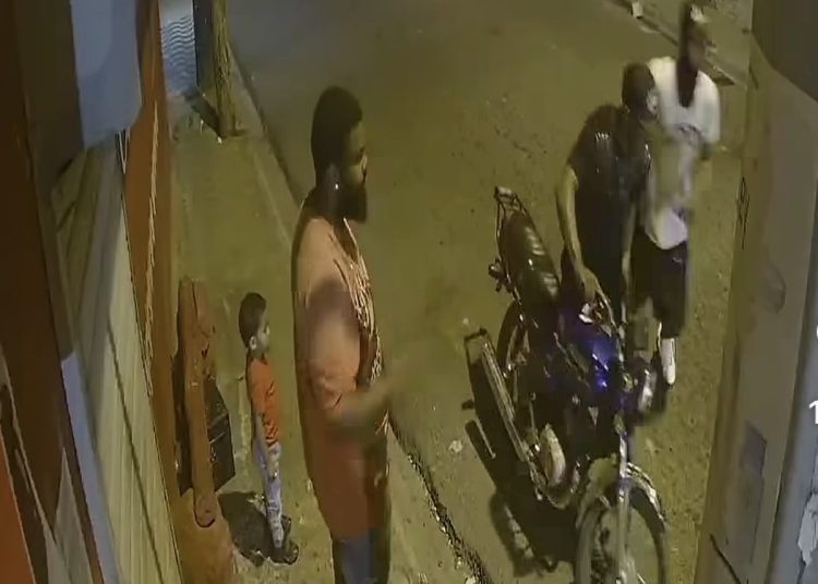 Despojan a hombre de su motocicleta frente a su hijo en El Almirante