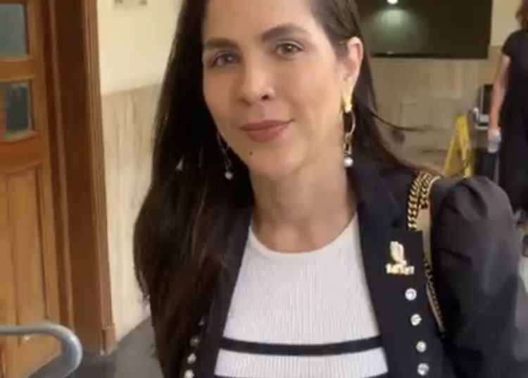 Tamara Martínez llega a audiencia donde se espera fallo del caso judicial