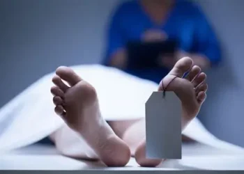 Mujer es hallada muerta y en avanzado estado de descomposición dentro de vivienda en Santiago