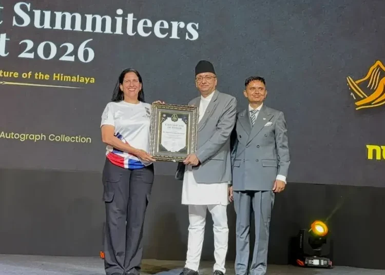 Thais Herrera recibe reconocimiento internacional en cumbre mundial de montañismo en Nepal