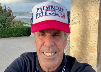Un hombre de Florida parecido a Jeffrey Epstein busca ser alcalde de Palm Beach