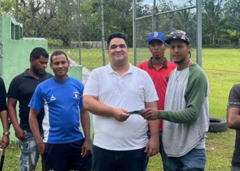 Dirección Provincial de Deportes entrega aporte para mejorar play de béisbol en Jurungo
