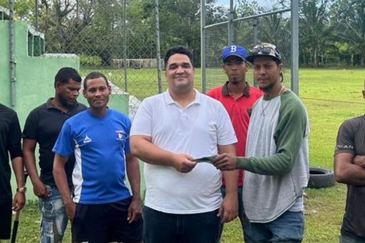 Dirección Provincial de Deportes entrega aporte para mejorar play de béisbol en Jurungo