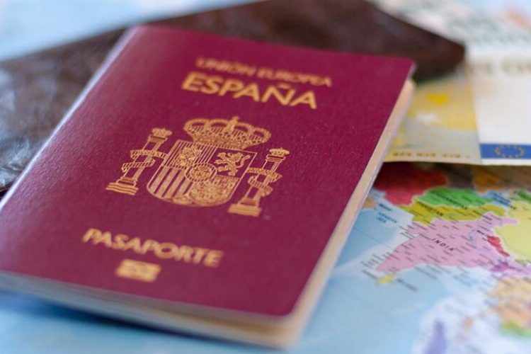 Dominicanos figuran entre los principales grupos que obtienen la nacionalidad española, según el INE