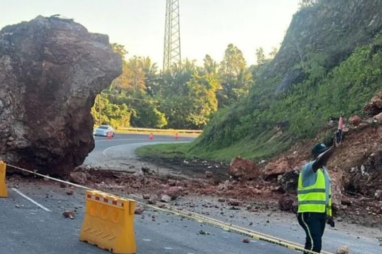 Digesett informa sobre desprendimiento de roca en la Autopista del Nordeste