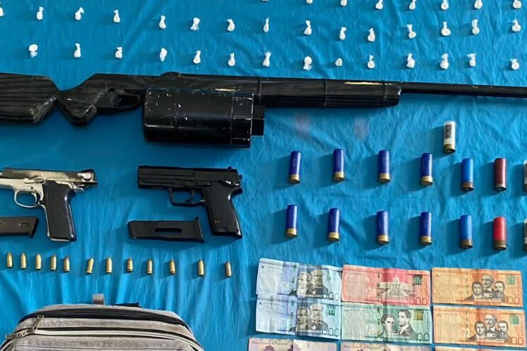 DNCD incauta drogas, armas y detiene dos personas en operativos en San Cristóbal