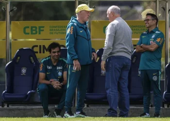 Ancelotti y Scolari intercambian ideas en el entrenamiento de la selección brasileña