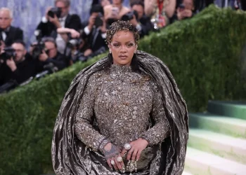 Rihanna detalla los momentos de angustia durante el tiroteo a su casa: «¡Nos están disparando!»