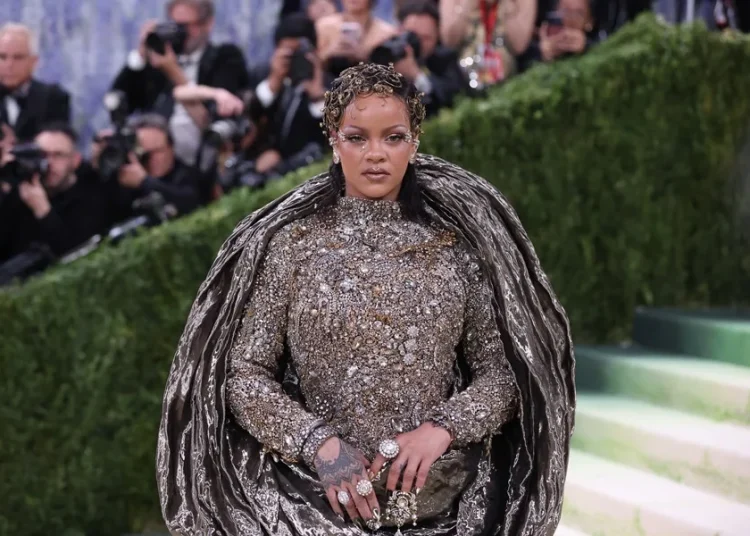 Rihanna detalla los momentos de angustia durante el tiroteo a su casa: «¡Nos están disparando!»