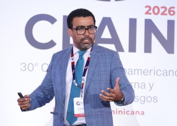 Economista afirma entorno global complejo redefine la gestión de riesgos en la banca