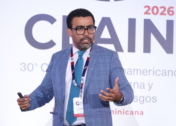 Economista afirma entorno global complejo redefine la gestión de riesgos en la banca